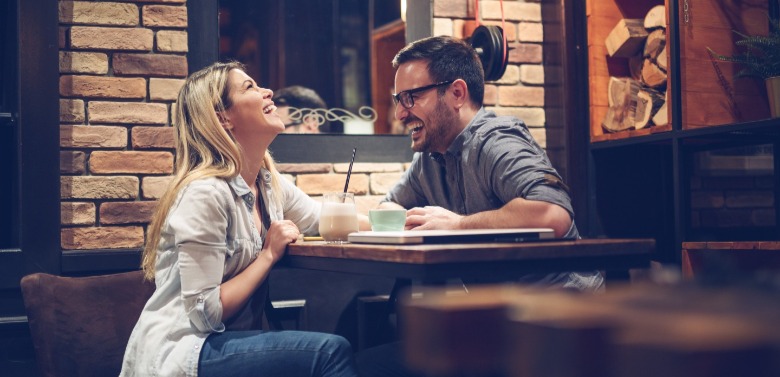 couple on date in a cafe | SeaShore Realty